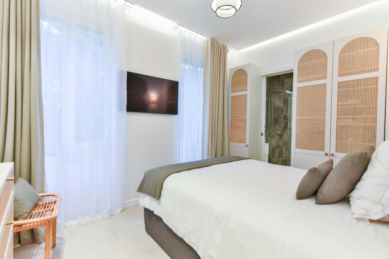 Villa Luxueuse With Pool 7bd14p - *
