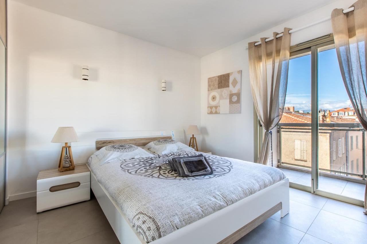 Apartment Lb Vacation I Admire Panoramic Ocean Views Through Walls Of Windows
