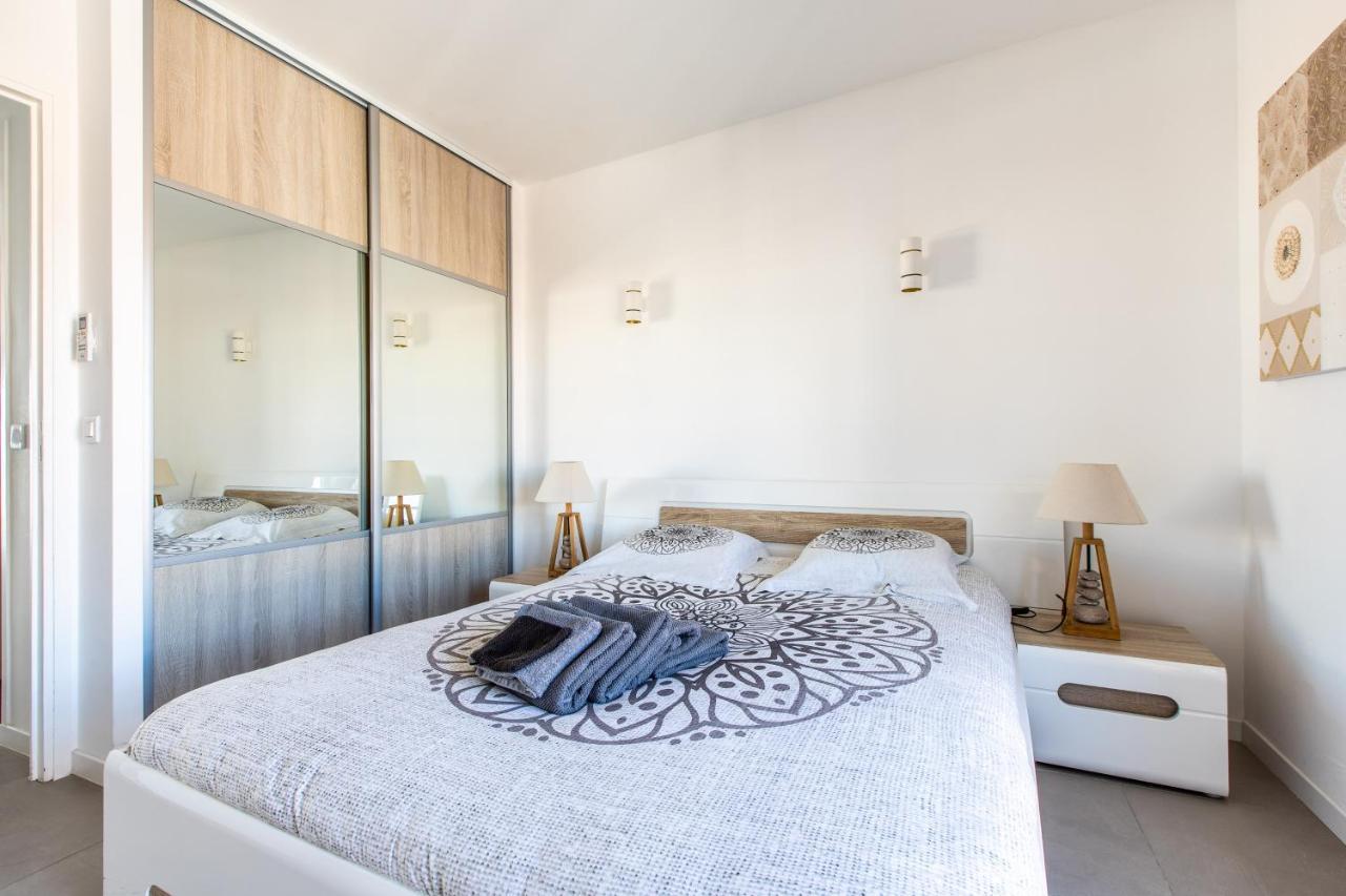Lb Vacation I Admire Panoramic Ocean Views Through Walls Of Windows Apartment