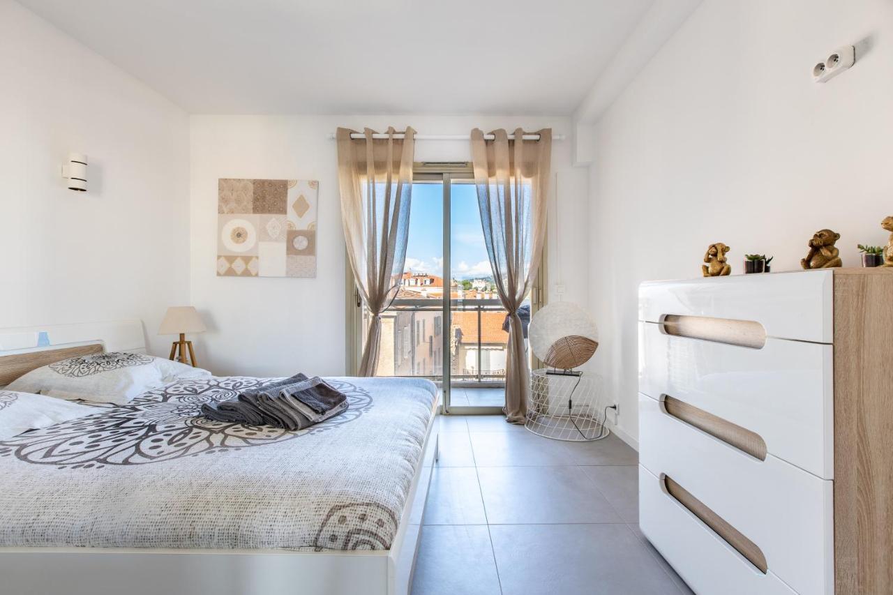 Apartment Lb Vacation I Admire Panoramic Ocean Views Through Walls Of Windows Cannes