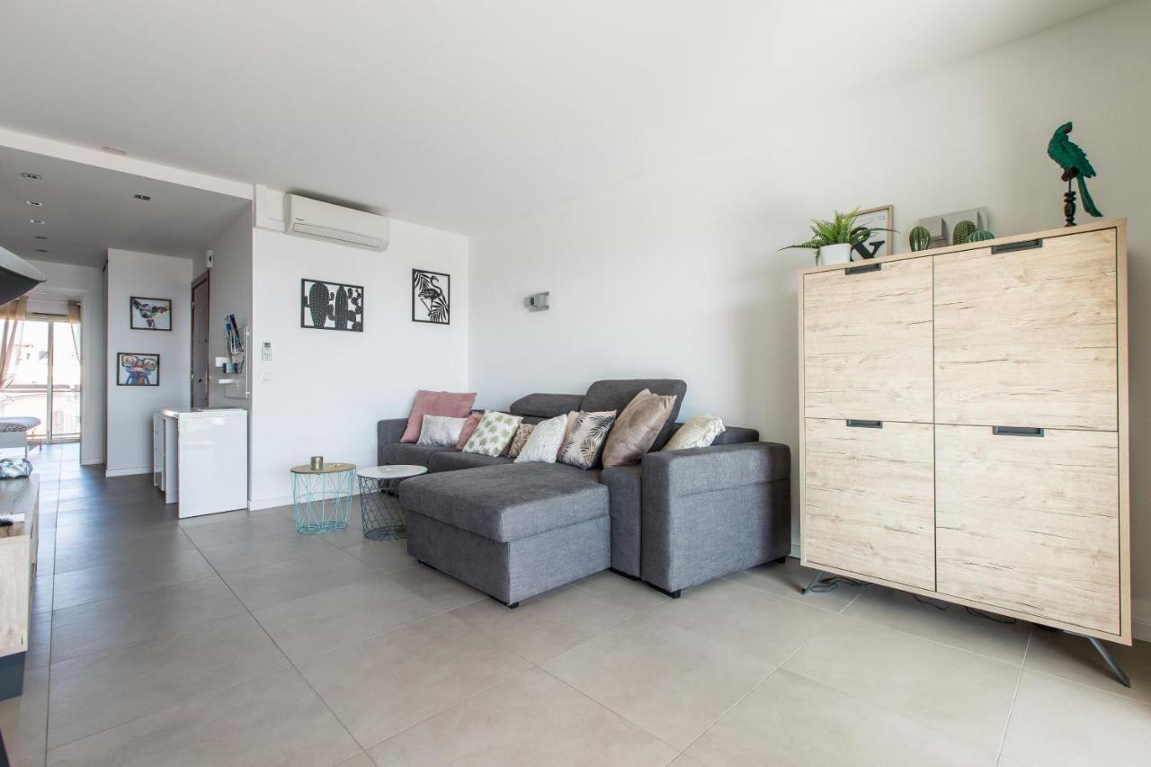 Apartment Lb Vacation I Admire Panoramic Ocean Views Through Walls Of Windows