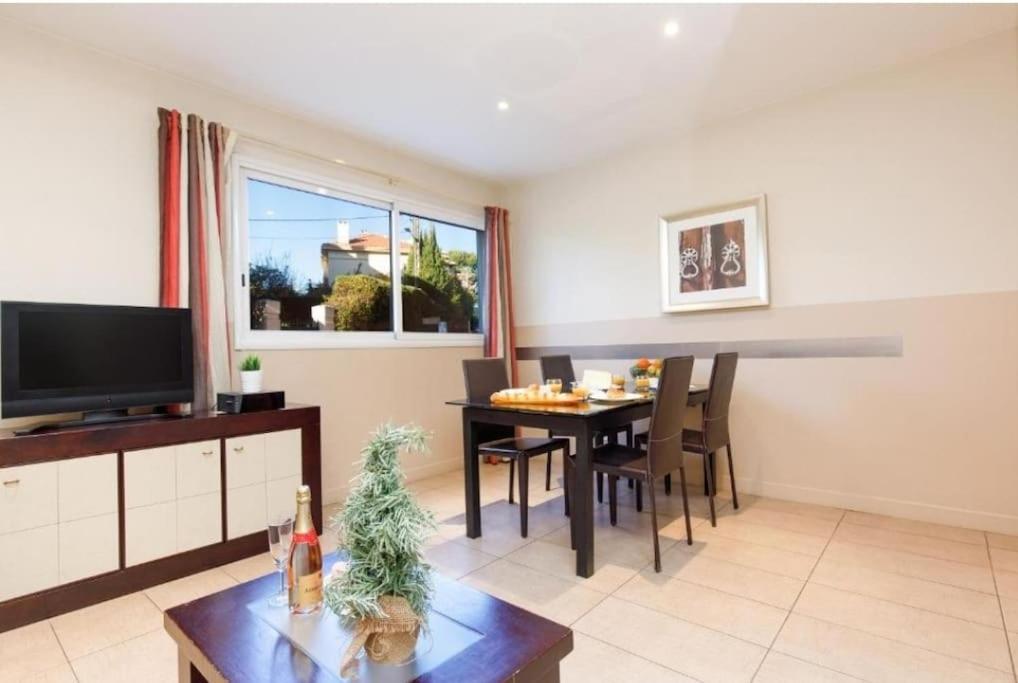 Centre A 5 Mn A Pied Du Palais Et Plages Appartement *