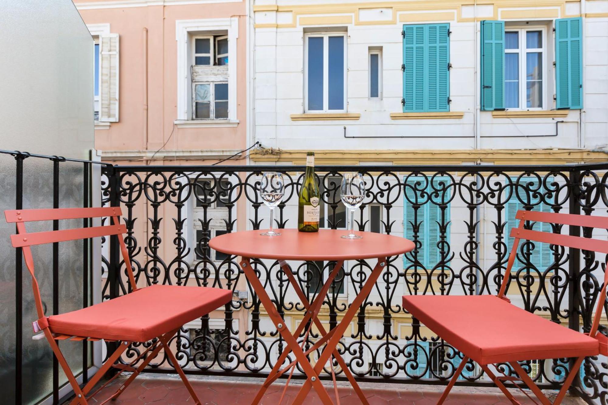 Centre, Climatise, Balcon, A Pied *