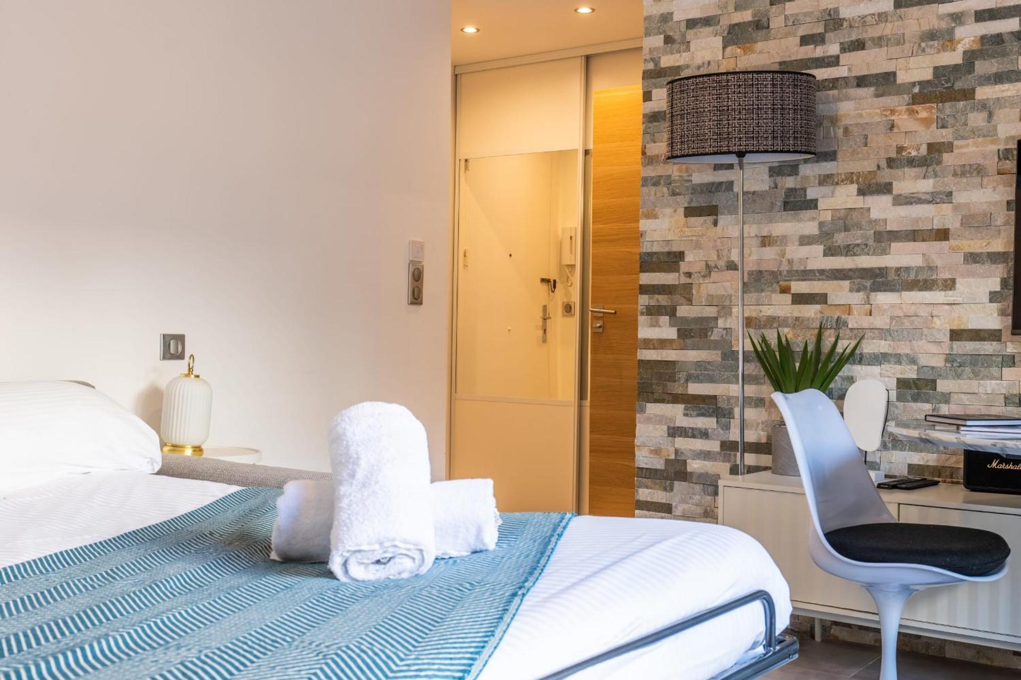 Rare ! With Terrace 5min Walk To The Palais *