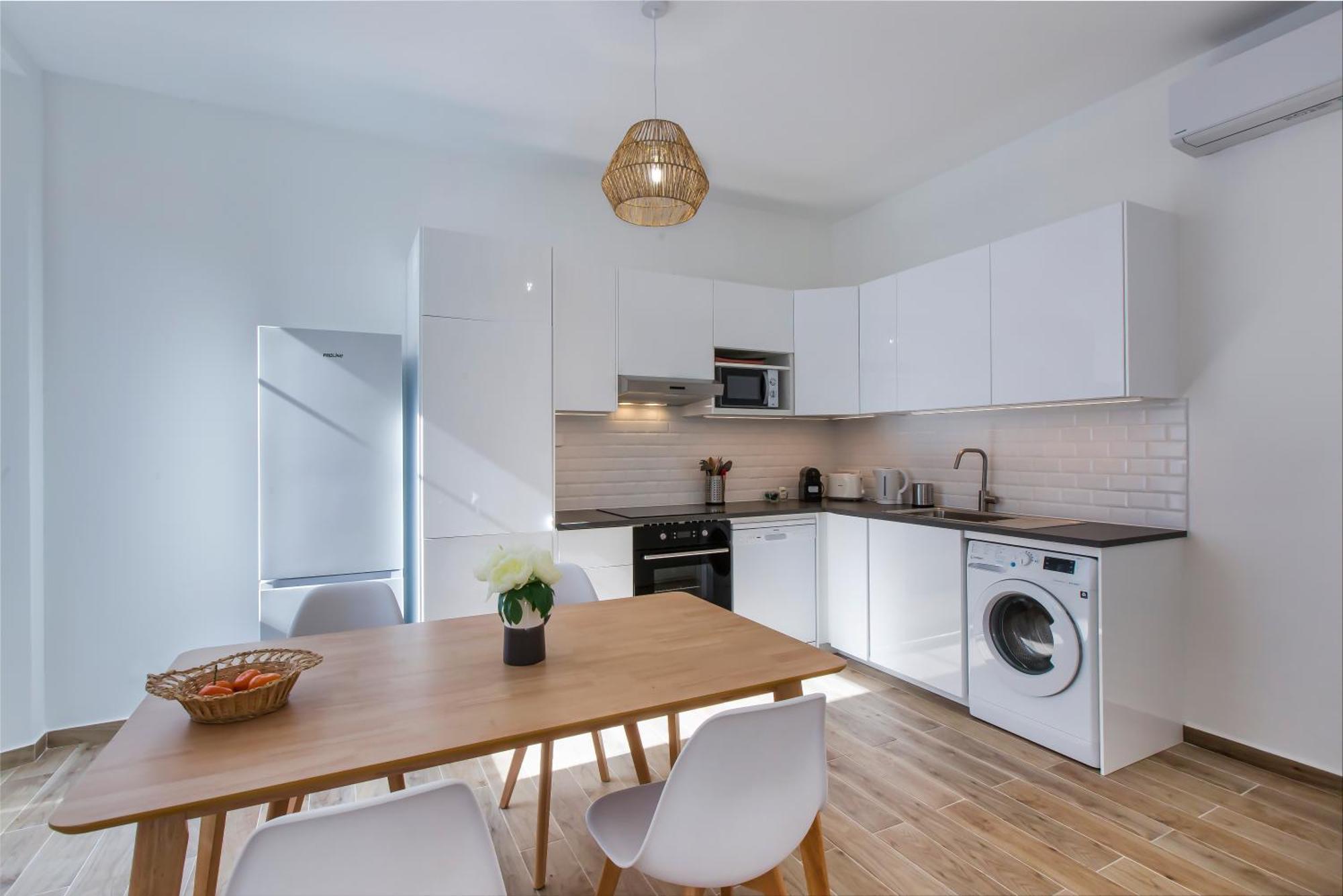 Apartment Centre, Climatise, Balcon, A Pied Cannes