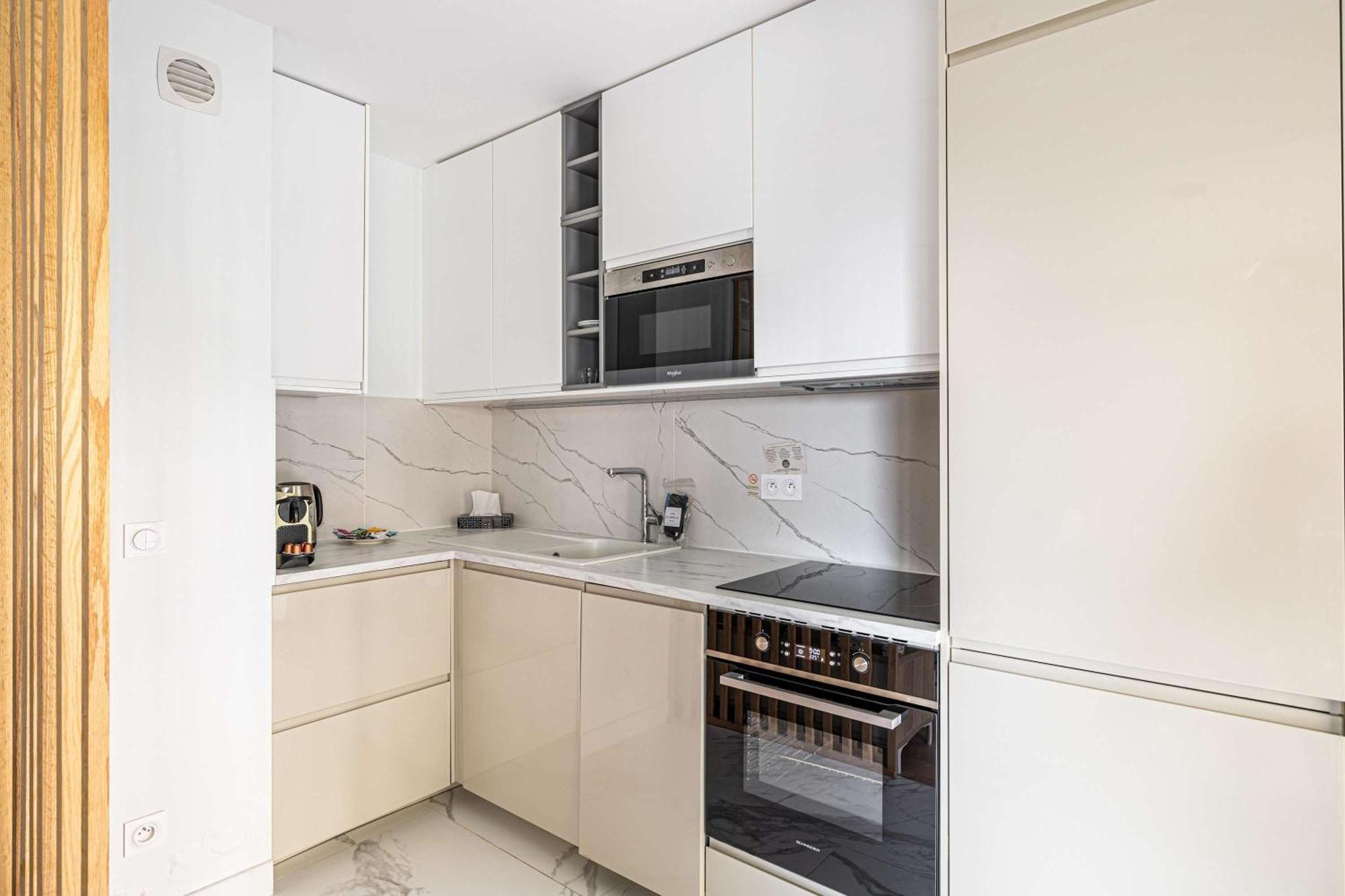 Apartment Le Fleuri Avec Terrasse, A Cote Du Martinez, Ideal Pour Un Sejour Cannes