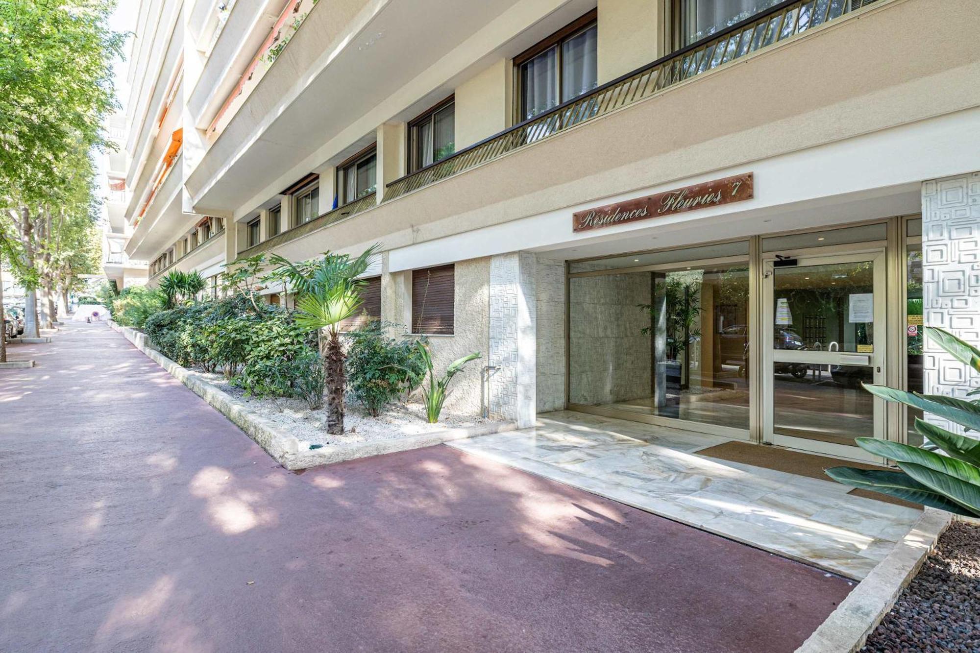 Apartment Le Fleuri Avec Terrasse, A Cote Du Martinez, Ideal Pour Un Sejour *