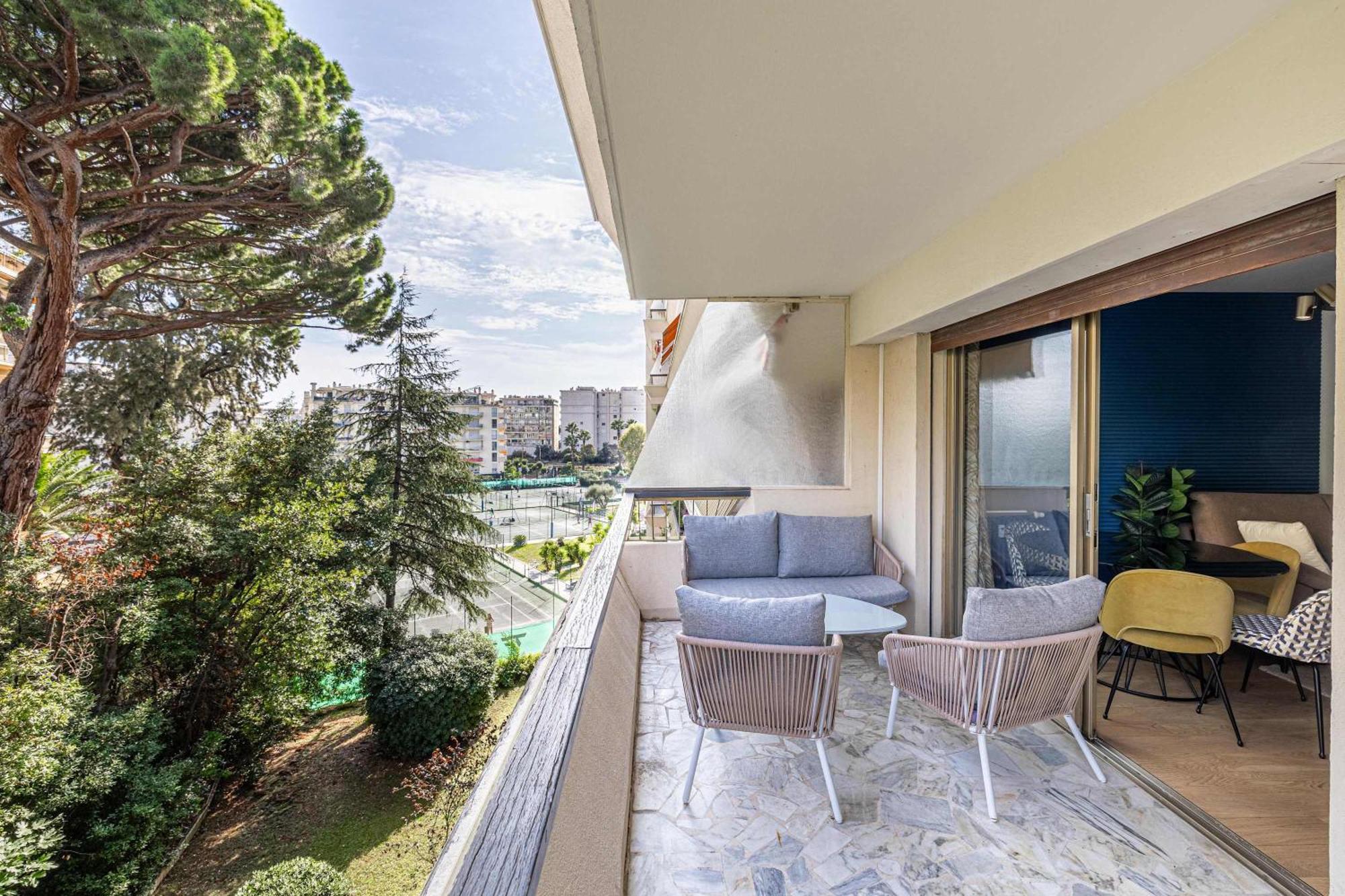 Apartment Le Fleuri Avec Terrasse, A Cote Du Martinez, Ideal Pour Un Sejour