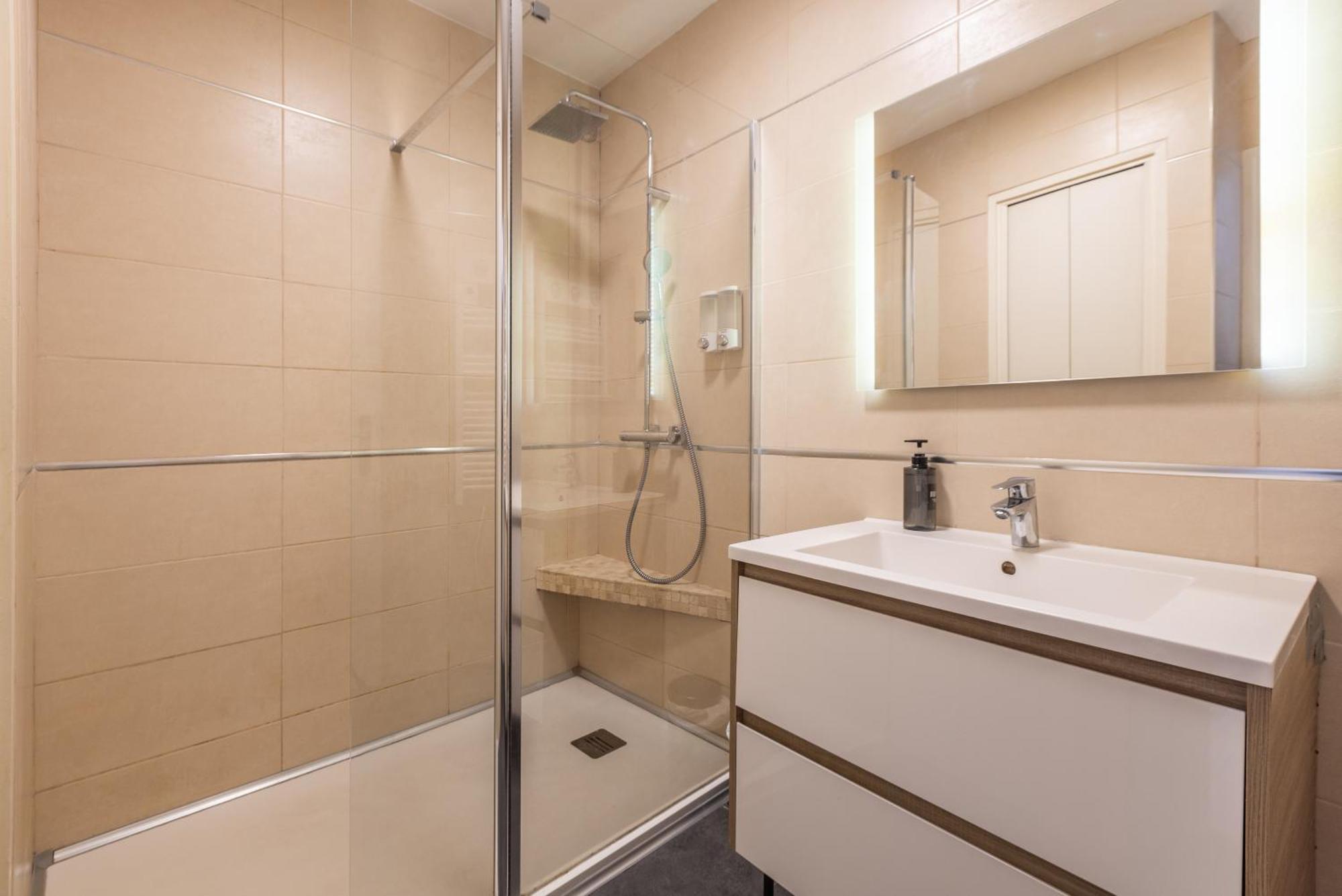 Lb Vacation I Admire Panoramic Ocean Views Through Walls Of Windows Apartment Cannes
