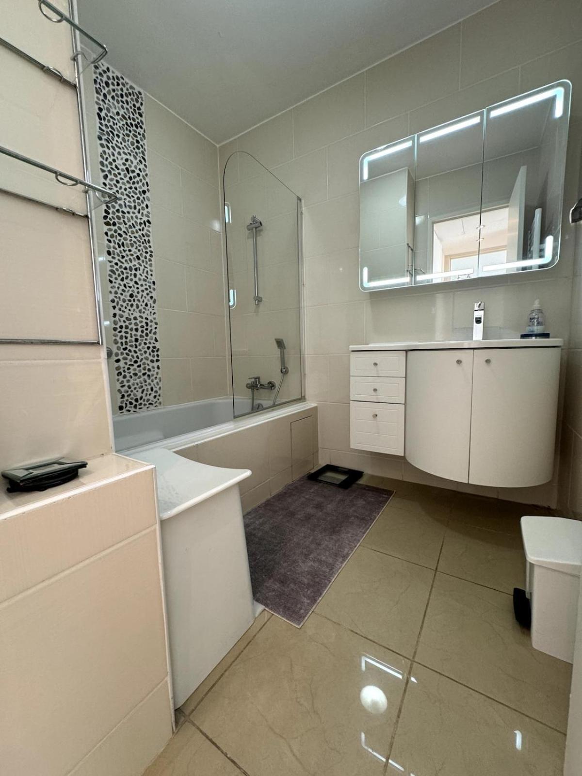 Seaview Retreat 1br With Terrace