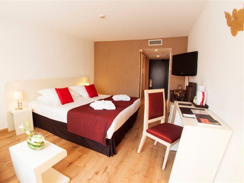 Montaigne & Hotel 4*