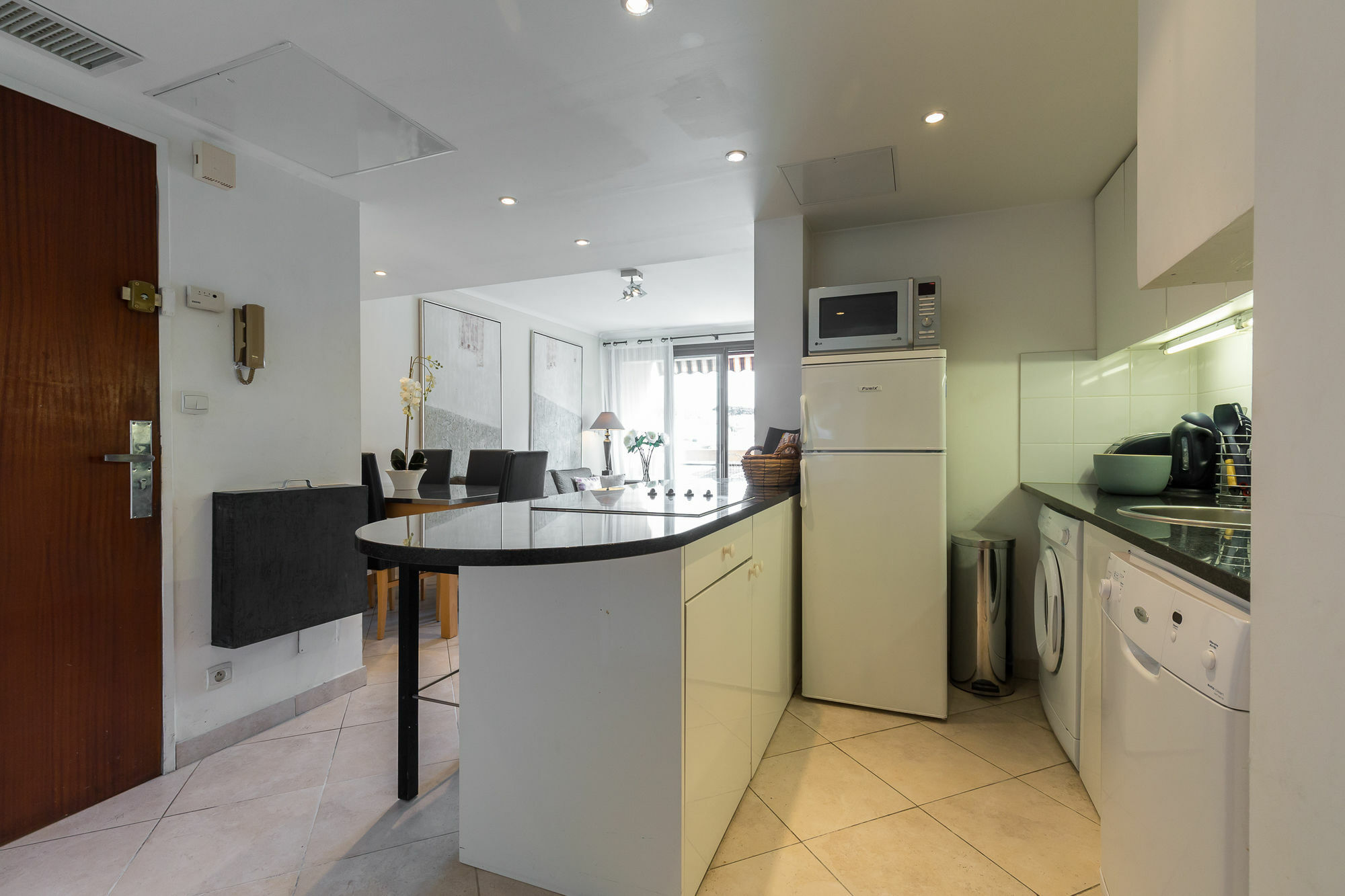 Modern 3 Bedroom, 3 Bathroom Near Old Town Walking Distance To Palais 330 Apartment