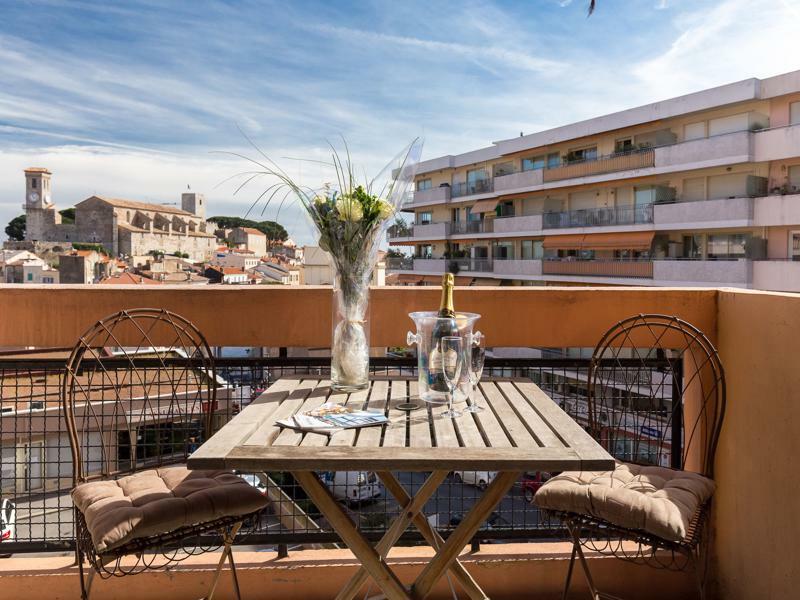 Apartment Modern 3 Bedroom, 3 Bathroom Near Old Town Walking Distance To Palais 330