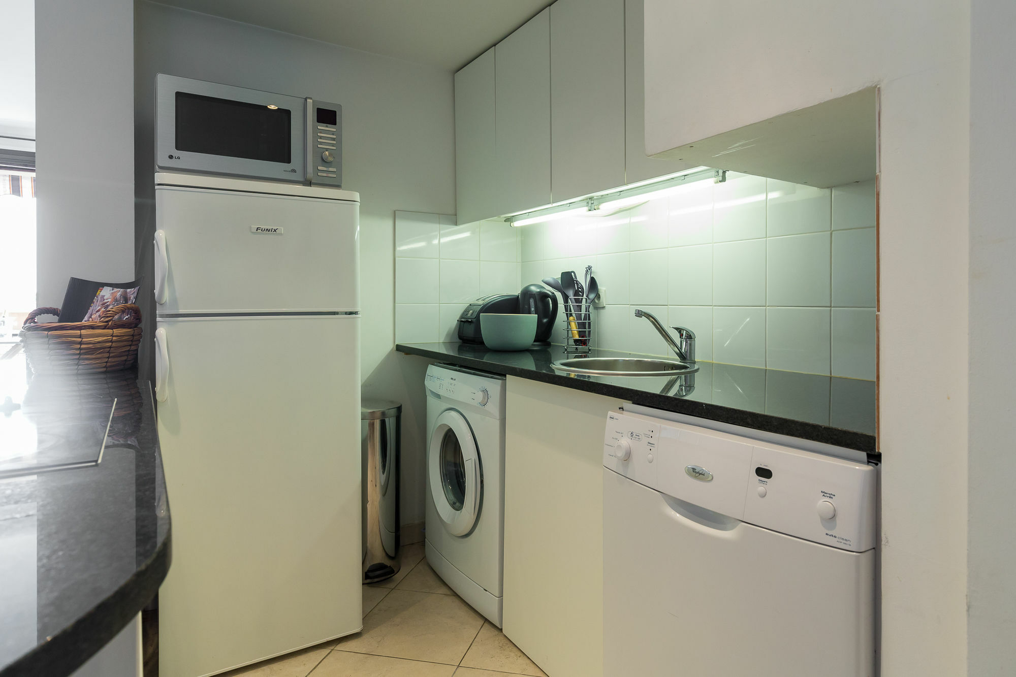 Apartment Modern 3 Bedroom, 3 Bathroom Near Old Town Walking Distance To Palais 330 Cannes