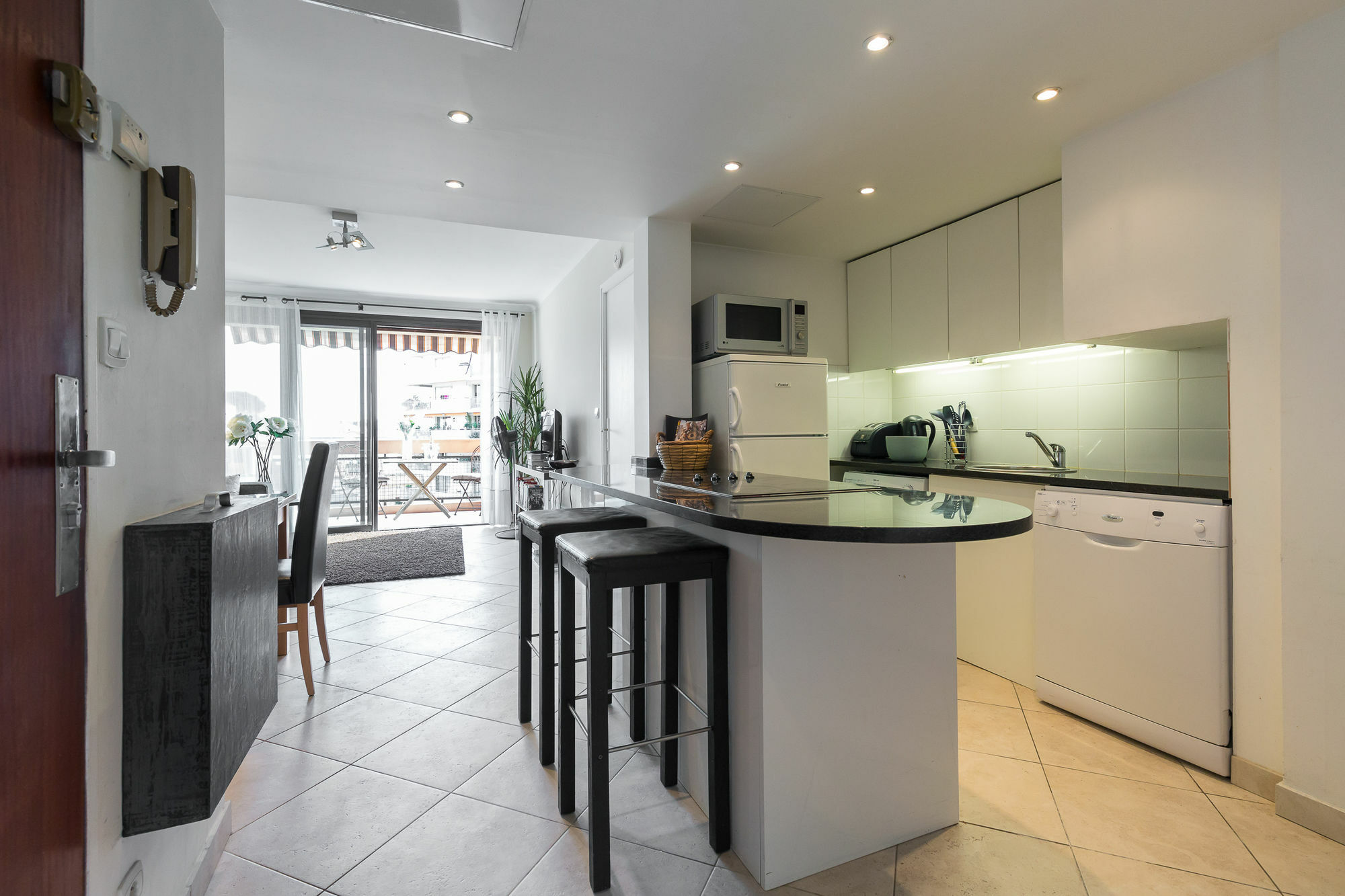 Apartment Modern 3 Bedroom, 3 Bathroom Near Old Town Walking Distance To Palais 330
