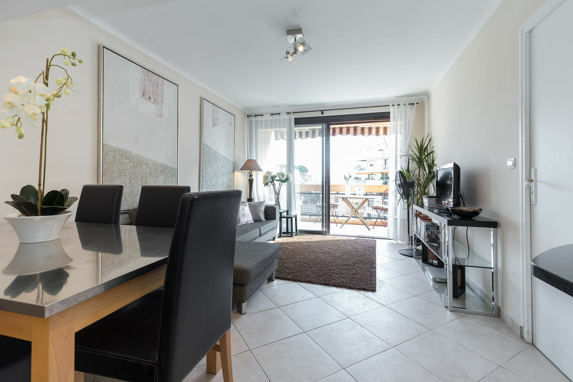 Modern 3 Bedroom, 3 Bathroom Near Old Town Walking Distance To Palais 330 Apartment *
