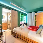 The Jungle - Jacuzzi, Sauna & Projector