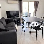 2P Between Croisette Beaches And Antibes Street