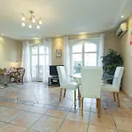 Lovely 2 Bed 2 Bath Apartment In Cannes On Rue Antibea Easy Walk To The Palais 224