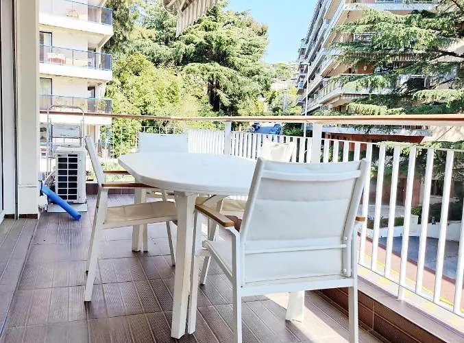 One Bedroom Flat With Terrace, 250M From The Beach And La Croisette, Behind The Martinez Hotel