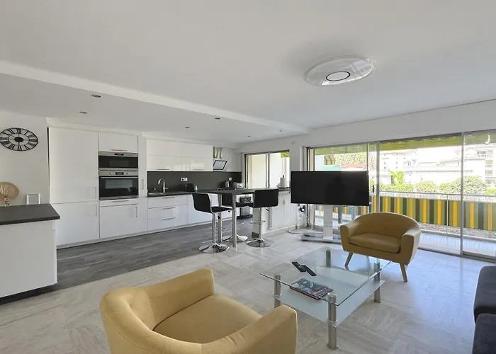 Charming 2 Room , 52 M2, Very Spacious, Bright And Near Sea Martinez Hotel