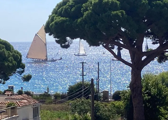 Cannes Sea View Room, Balcony & Private Bathroom, Beach