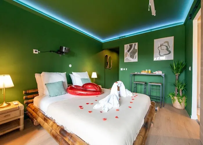 The Jungle - Jacuzzi, Sauna & Projector