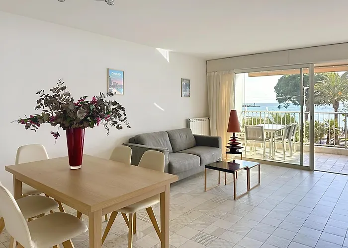 Cozy 2-Bedroom Apartment With Terrace, Sea View And Parking In Cannes