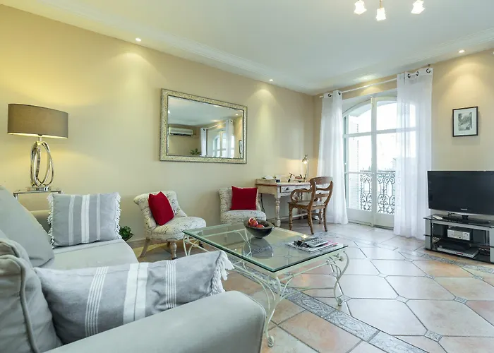 Lovely 2 Bed 2 Bath Apartment In Cannes On Rue Antibea Easy Walk To The Palais 224
