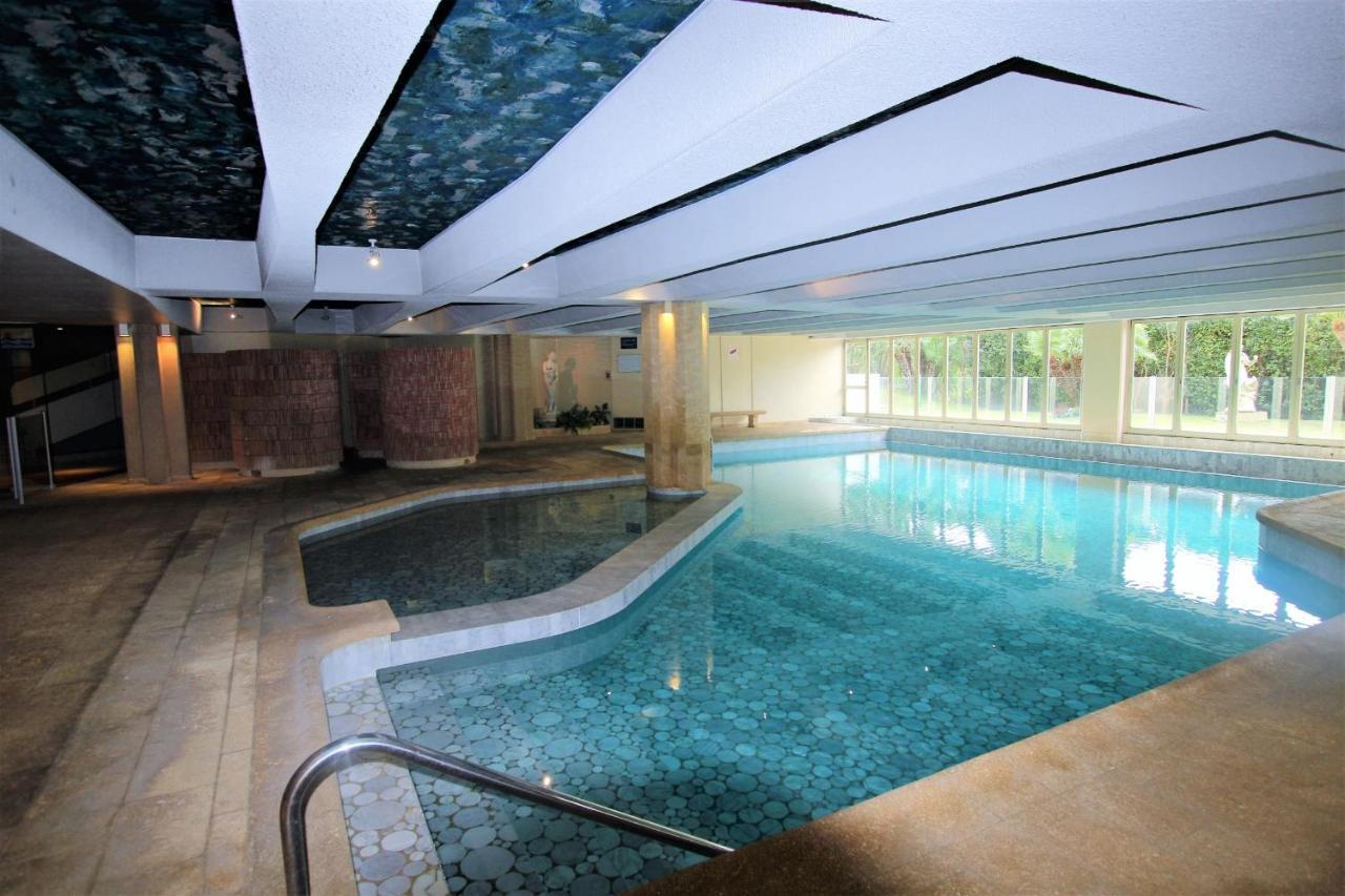 Cozy Studio Equipped With Indoor Heated Pool In Standing