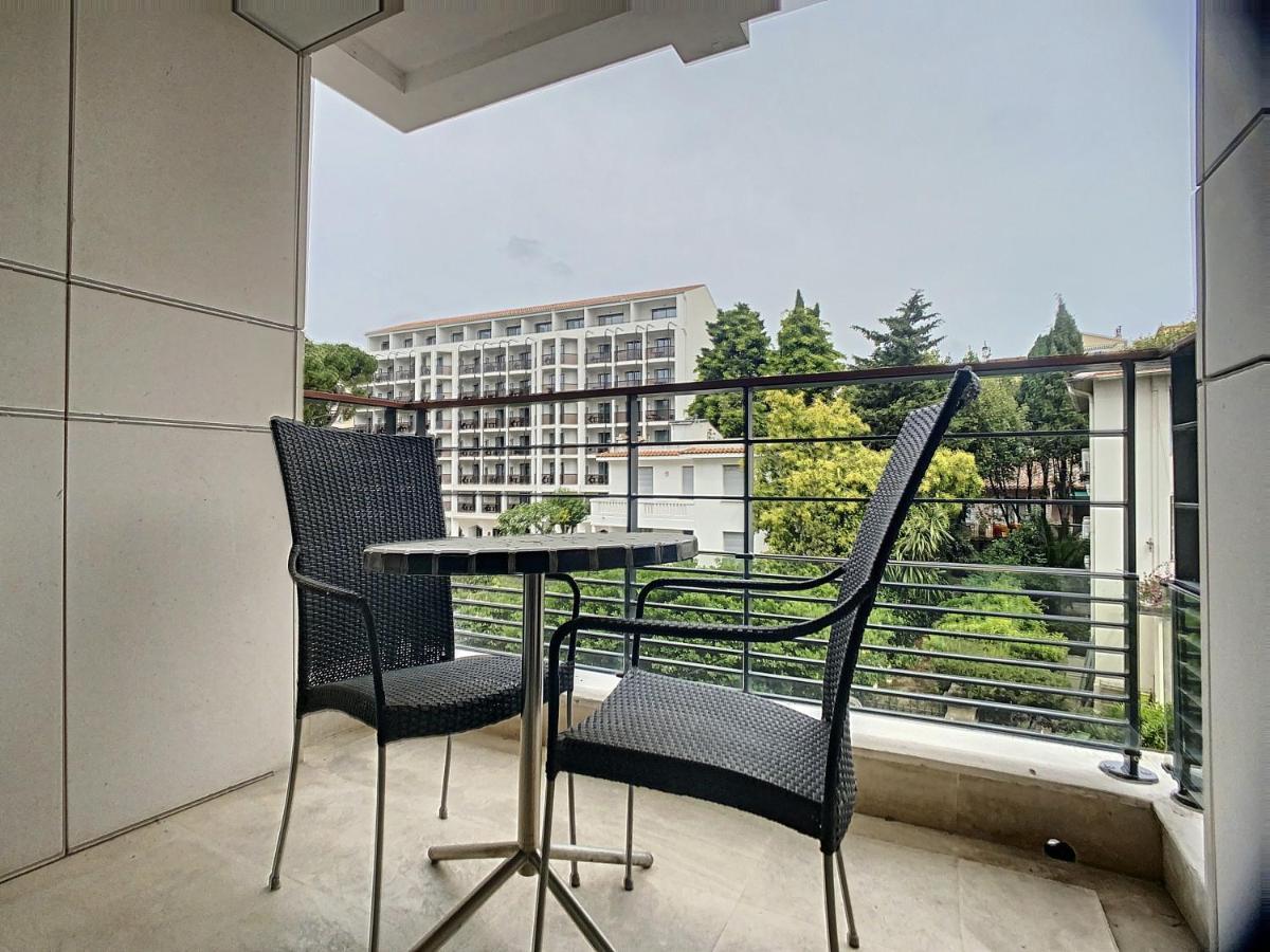 Carlton Riviera *
