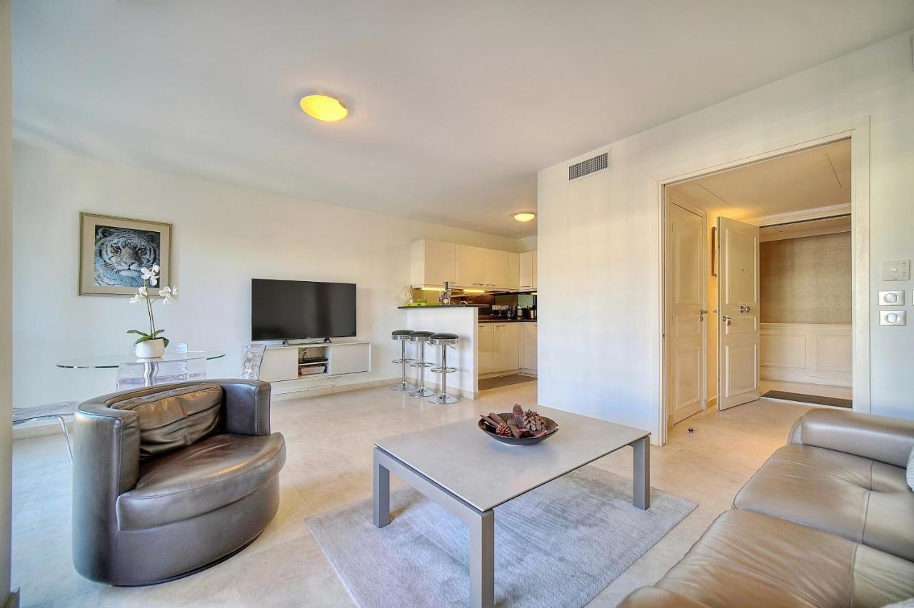 Carlton Riviera *