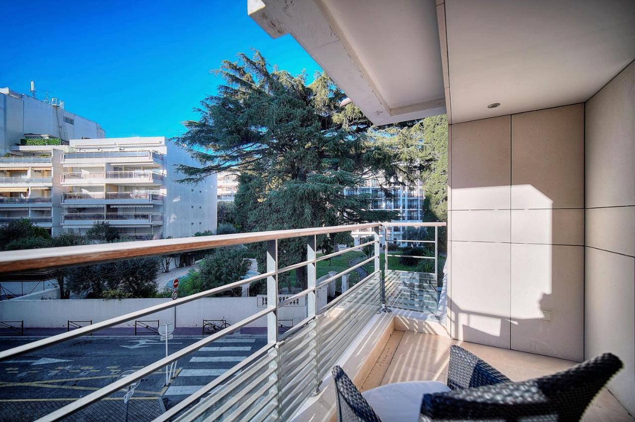 Carlton Riviera Apartment