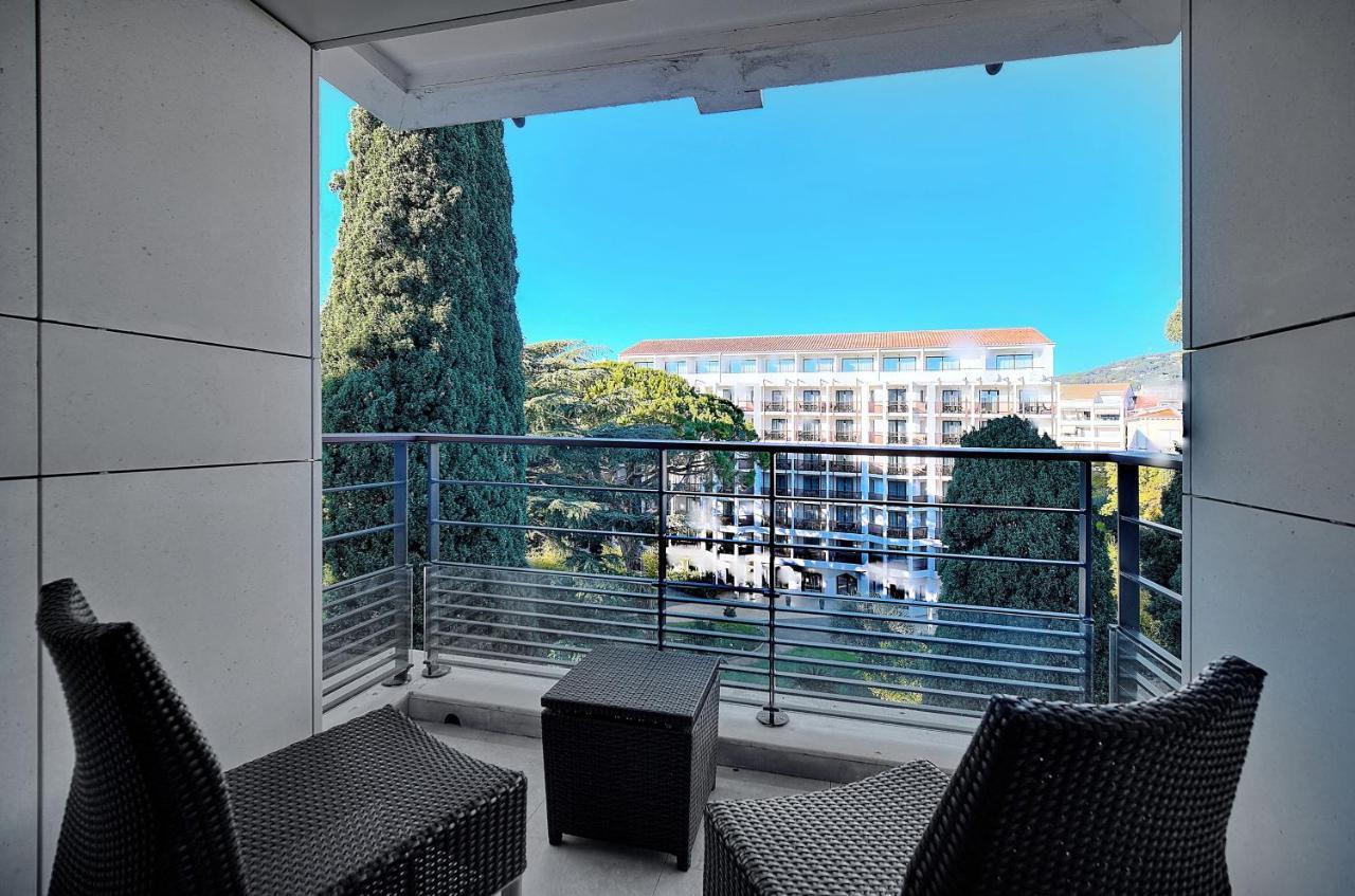 Carlton Riviera Apartment