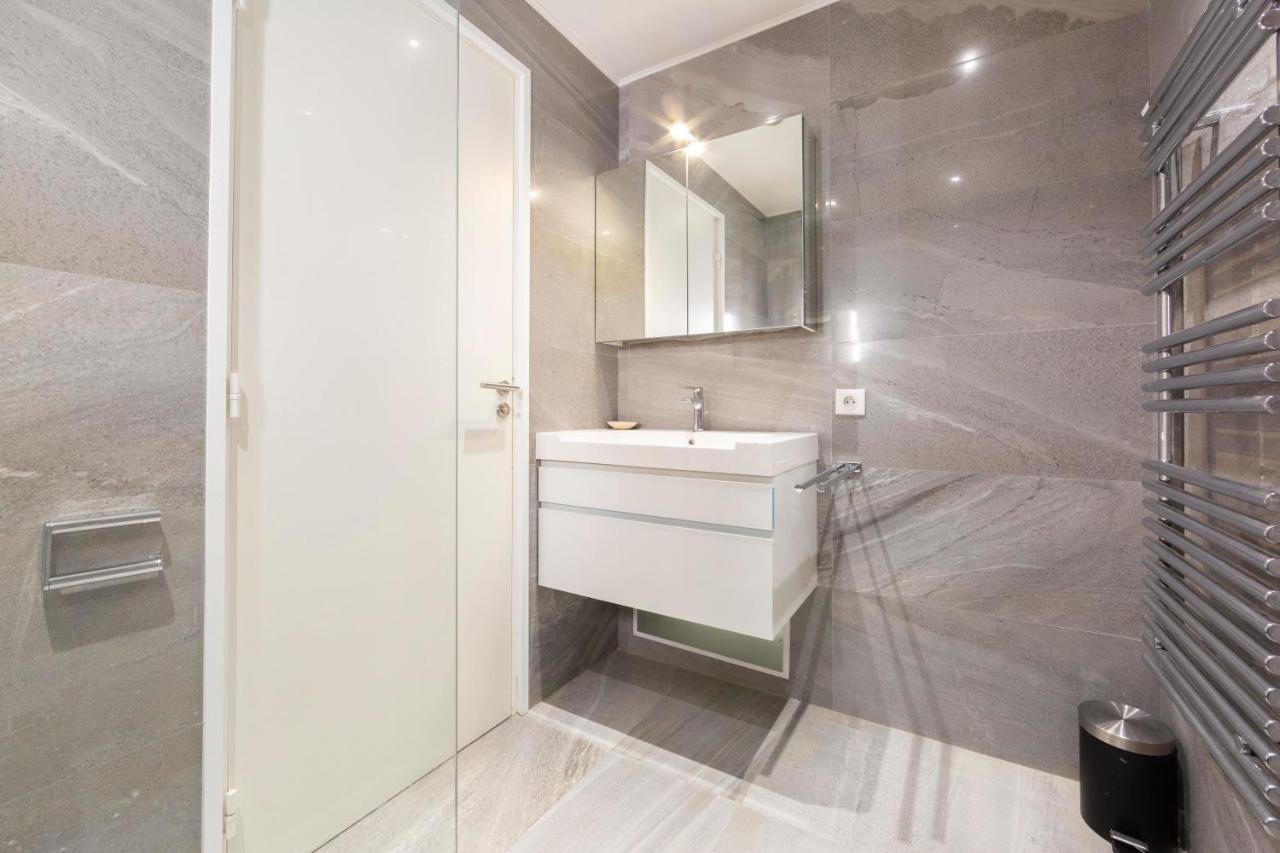 3 125 M2 Avec Vue Exceptionnelle Face A La *