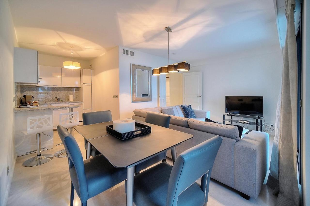 Carlton Riviera Apartment *