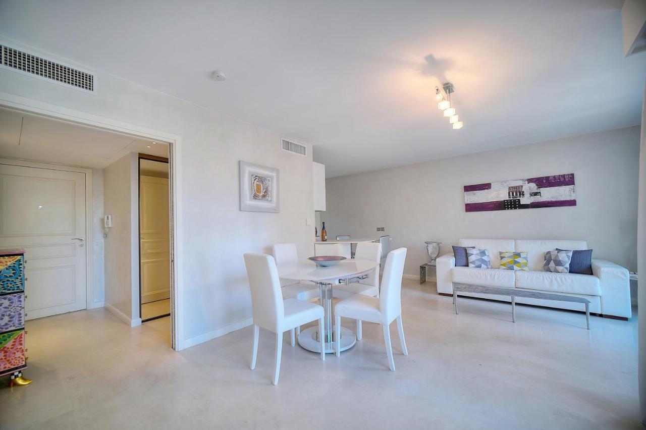 Carlton Riviera Apartment *