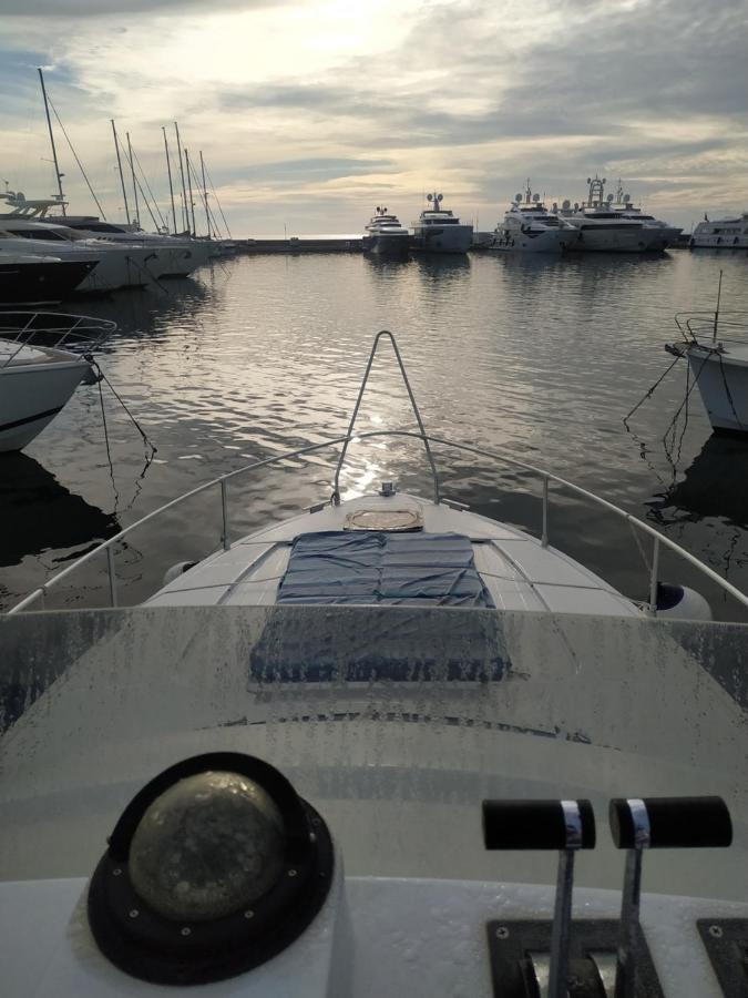 Ferretti 36 ' Bateau A Quai Vieux-port Festival La Croisette *