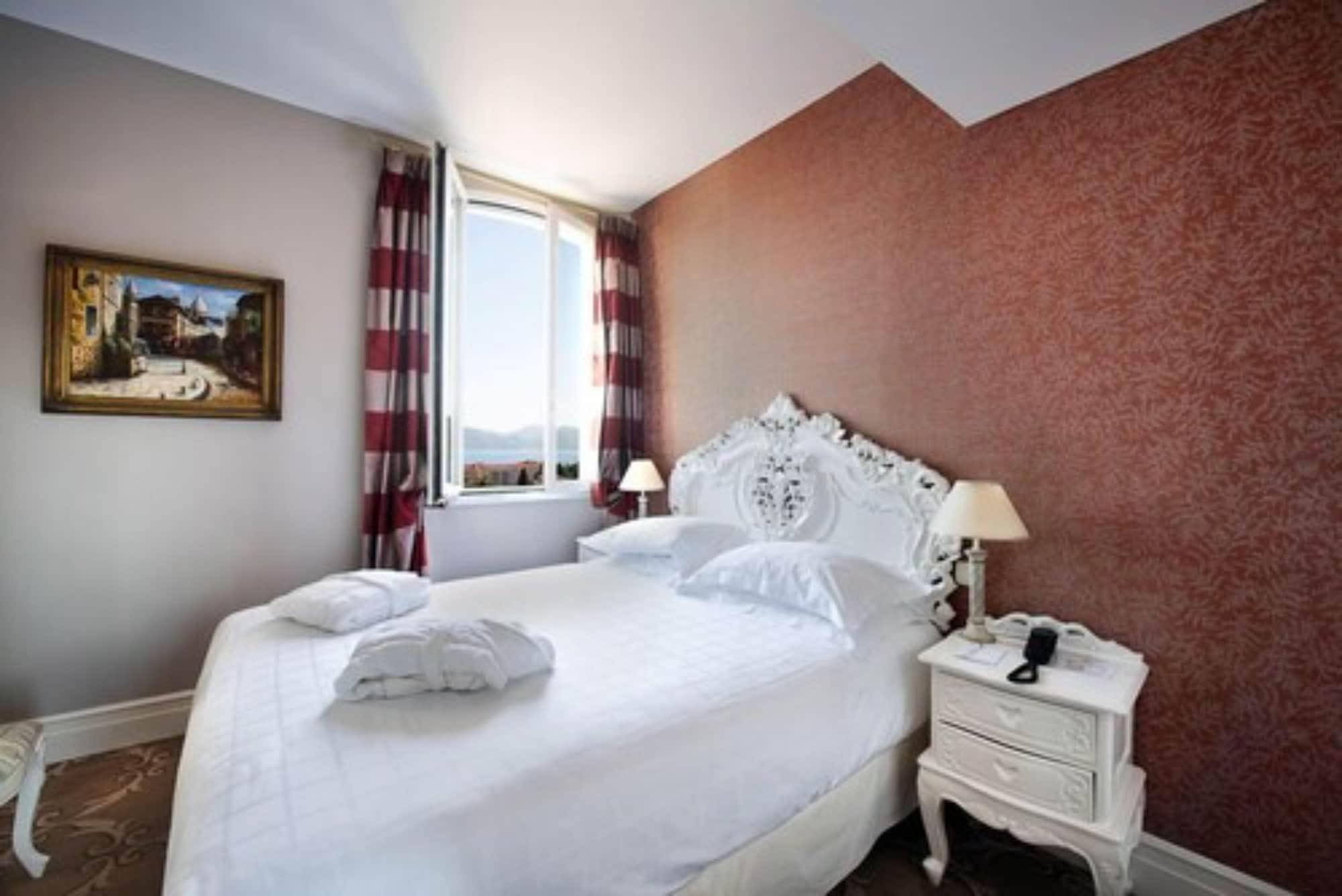 Chateau De La Tour Hotel 4*