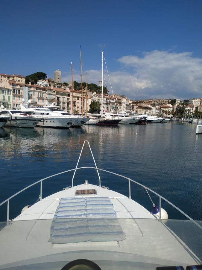 Botel Ferretti 36 ' Bateau A Quai Vieux-port Festival La Croisette Cannes