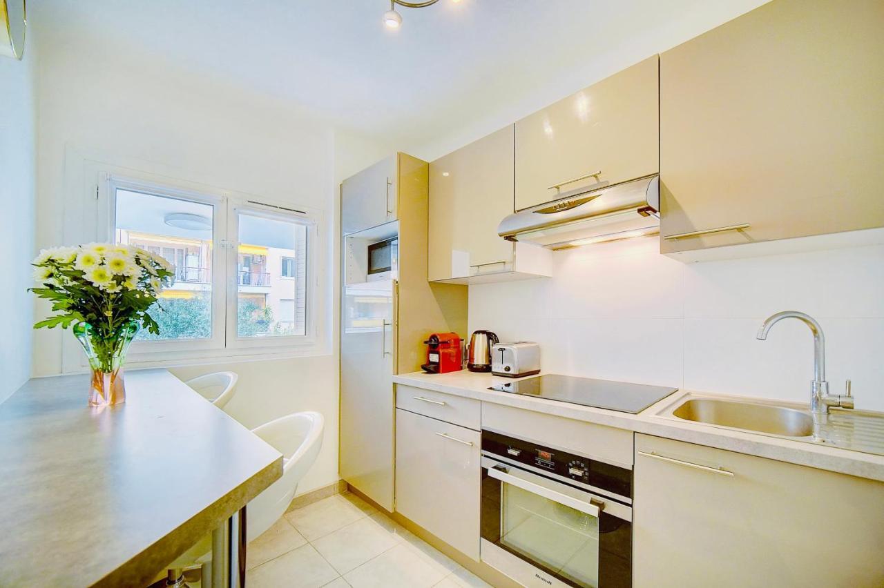 Apartment 2 Bedroom Luxury Flat With Balcony Center