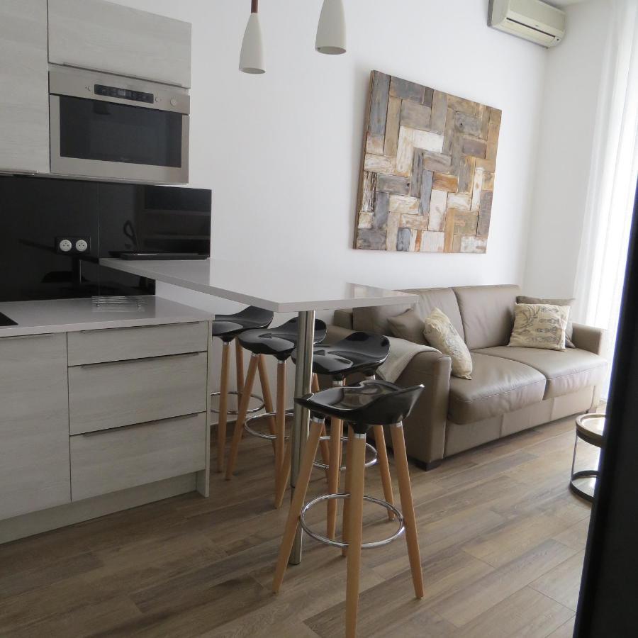 2 Pieces Rue Hoche *