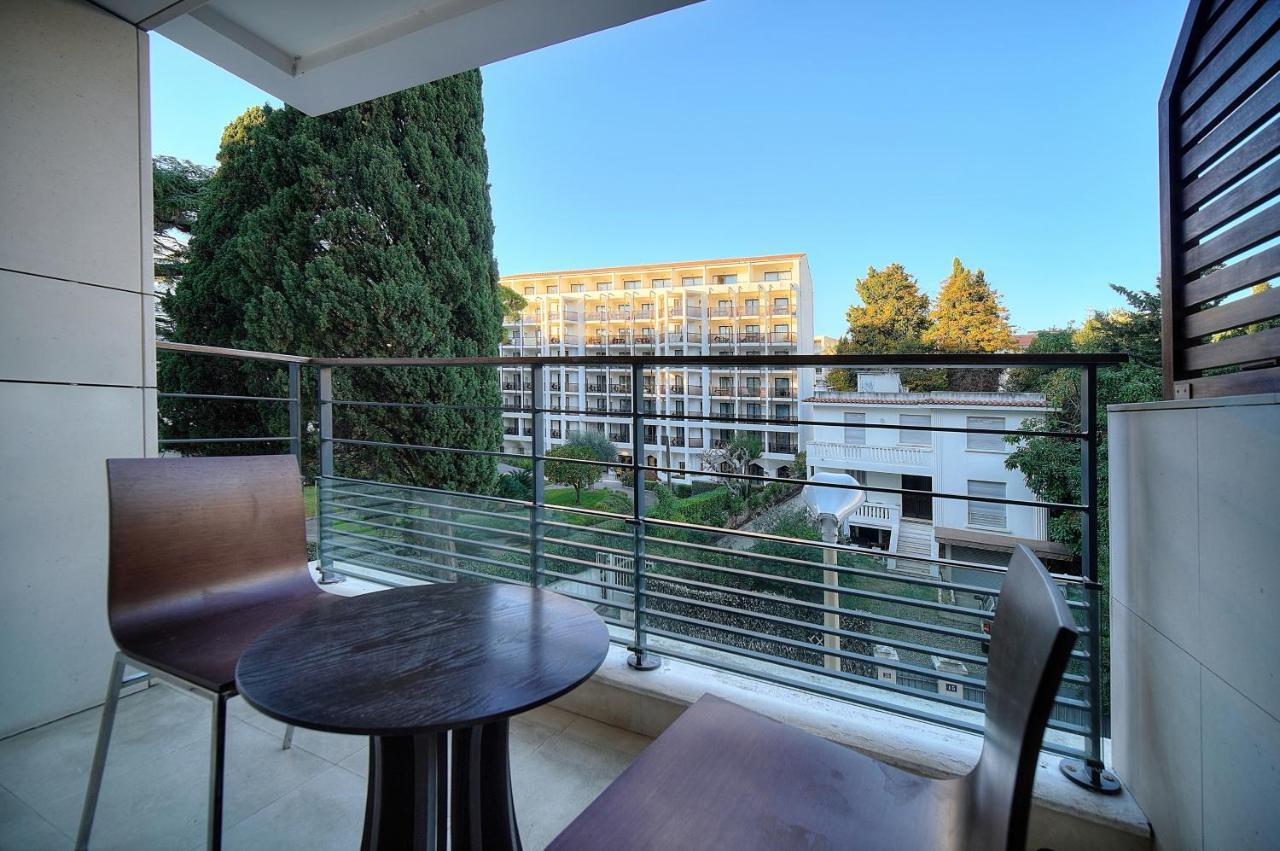 Carlton Riviera Apartment