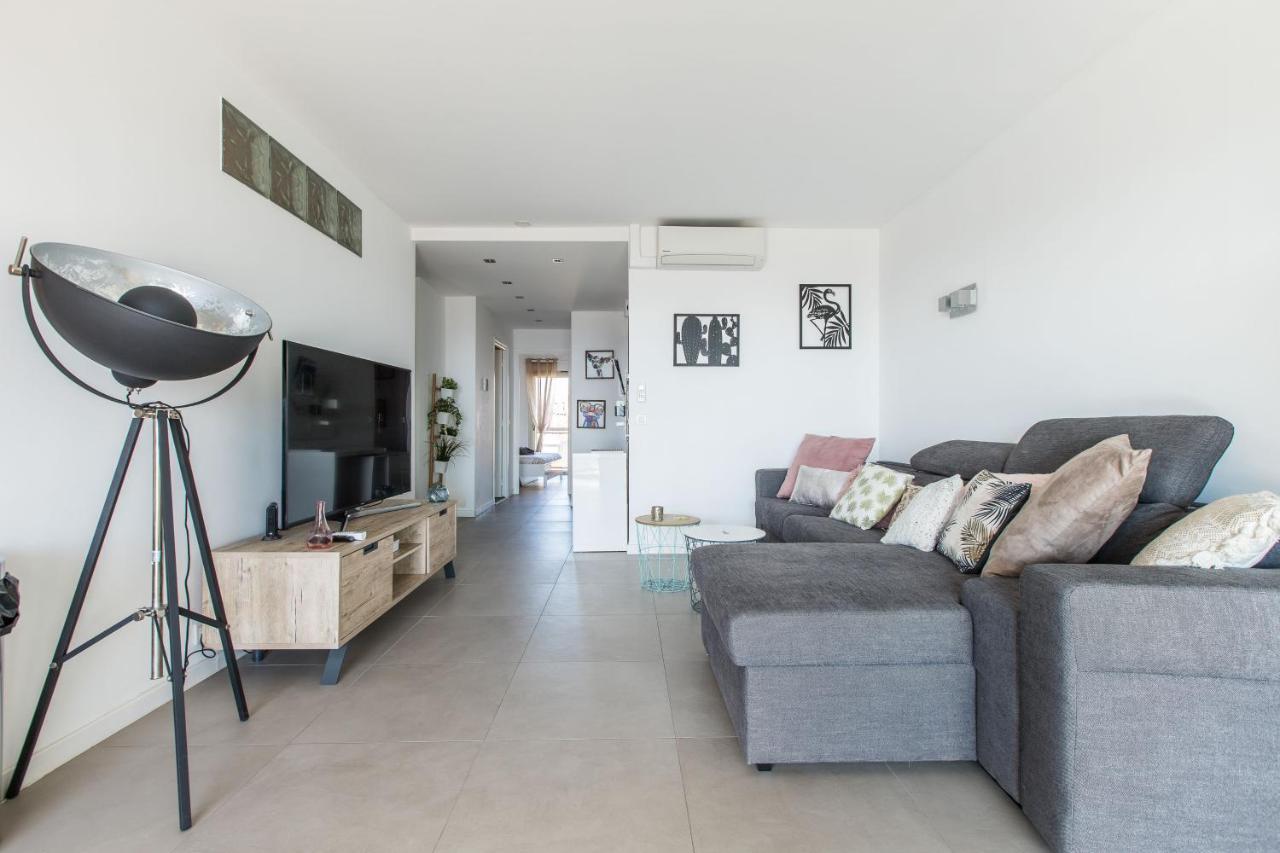 Lb Vacation I Admire Panoramic Ocean Views Through Walls Of Windows * Cannes