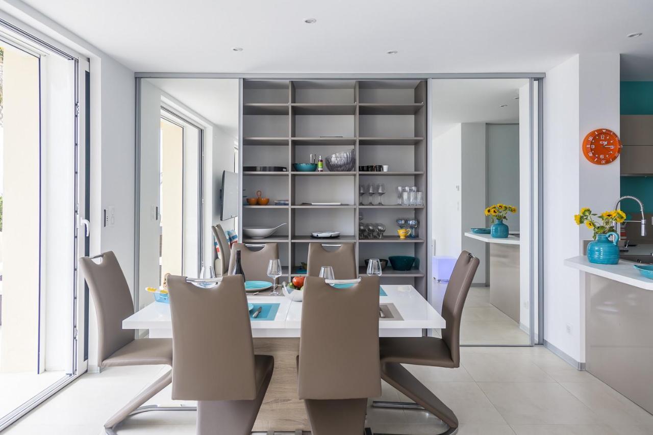Ground Floor On Seafront With Large Terrace Apartment *