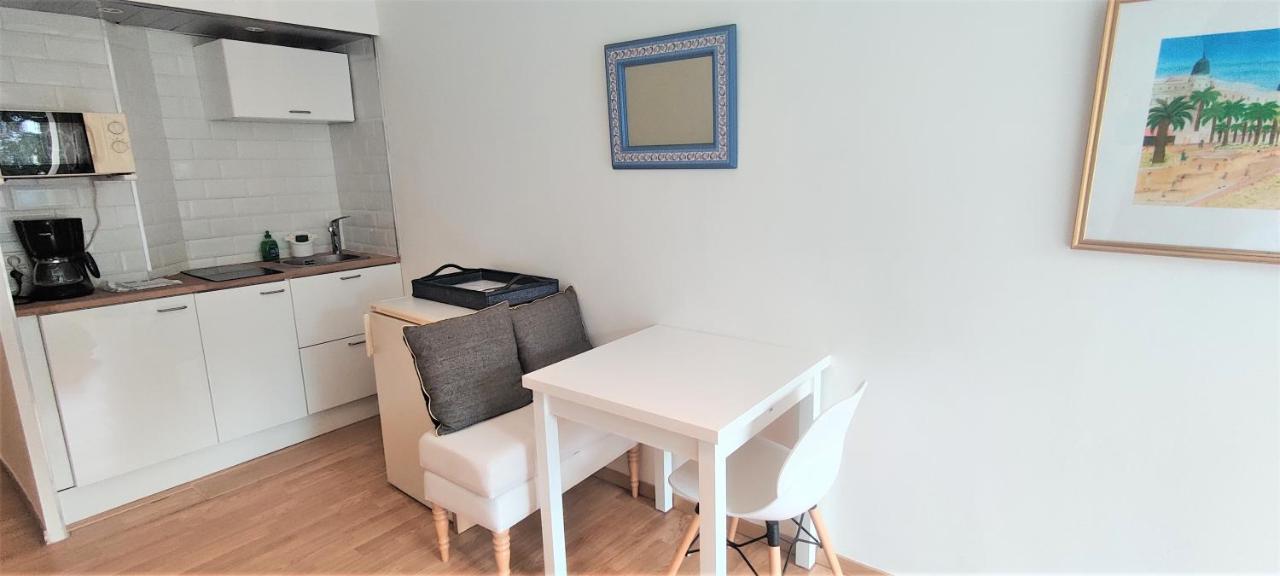 Cozy Studio Equipped With Indoor Heated Pool In Standing