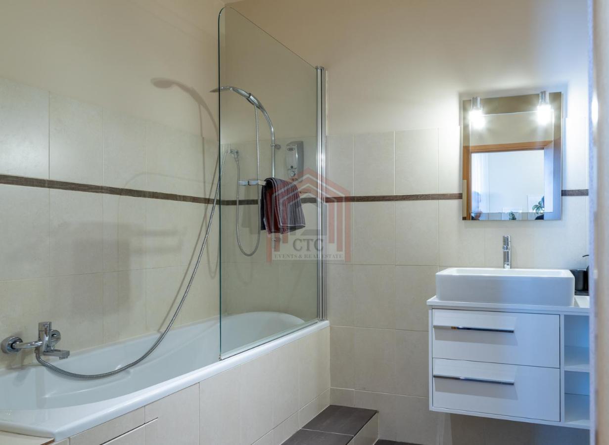 Apartment Rue D'antibes: Agreable Quatre Pieces