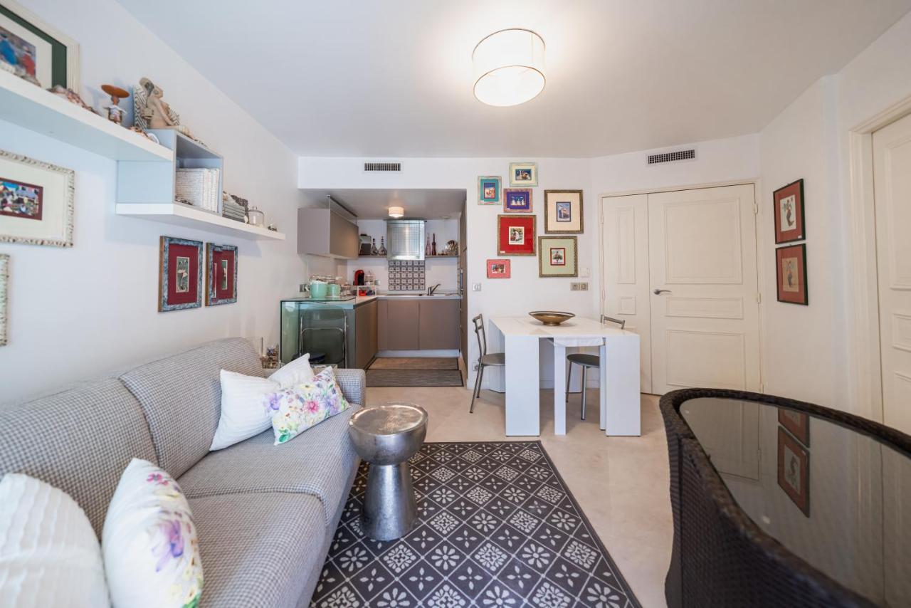Carlton Riviera Apartment