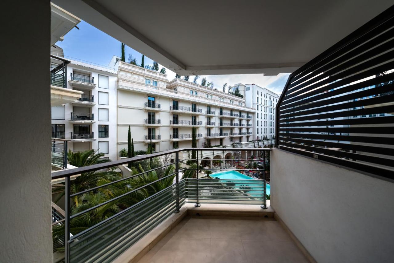 Carlton Riviera Apartment