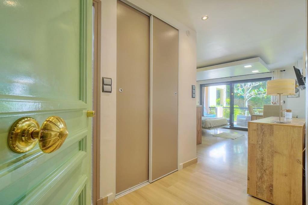 Apartment Parc Aiguebel -apprt Avec Terrasse Arboree & Box Ferme- Piscines/tennis - Cannes